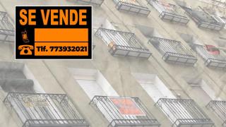 Montaje con una foto de pisos y un cartel de 'se vende'