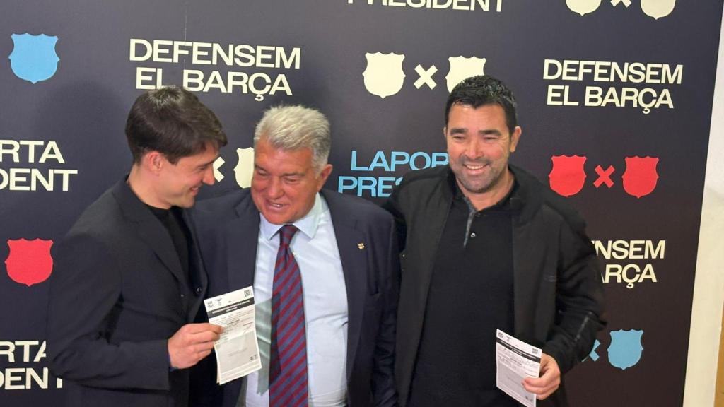 Bojan Krkic y Deco, en el acto de firma junto a Joan Laporta para apoyar a la precandidatura 'Defensem el Barça'