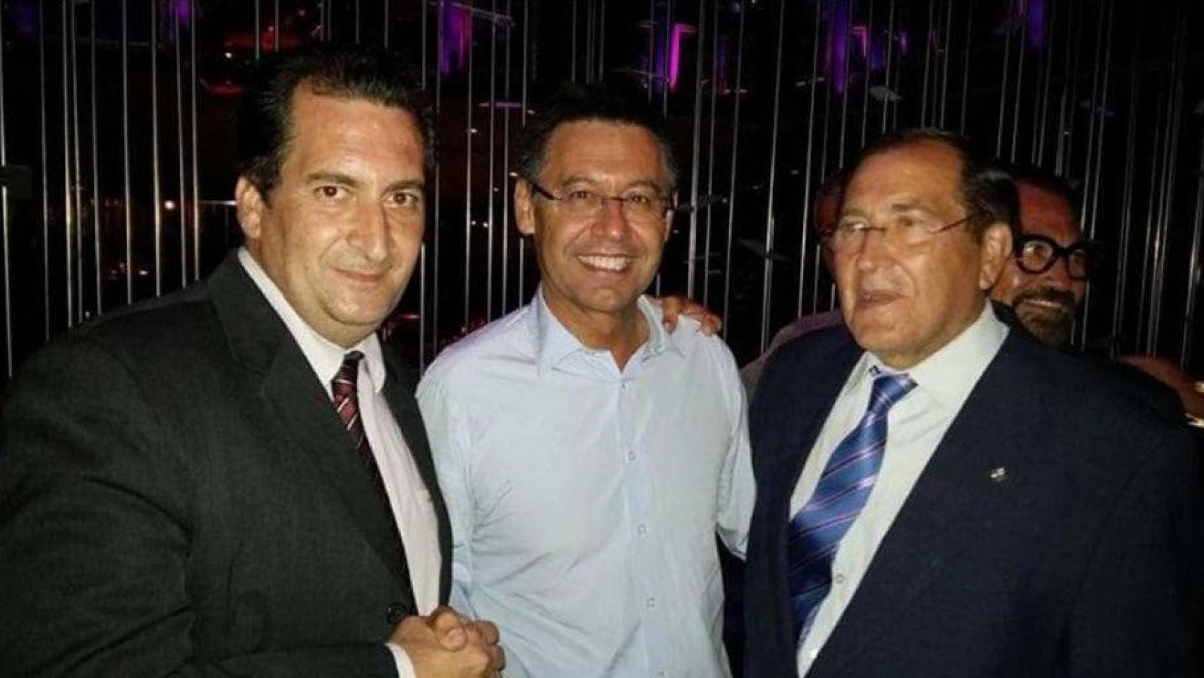 Isidro Navarro, a la izquierda de la imagen, posa con Josep Maria Bartomeu en una fotografía publicada en sus redes en octubre de 2020