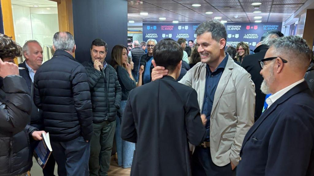 El exdirectivo del Barça Joan Soler saluda efusivamente a Bojan Krkic en la sede de Joan Laporta