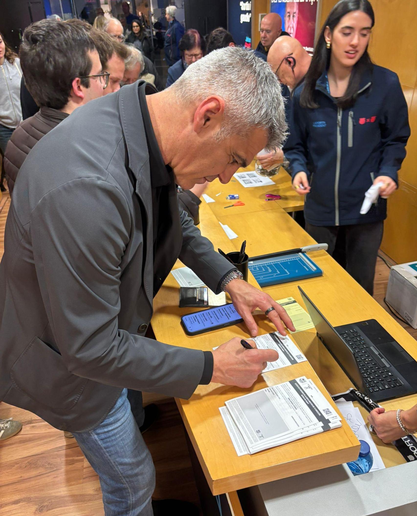 Enric Masip firma su papeleta para la precandidatura de 'Defensem el Barça'