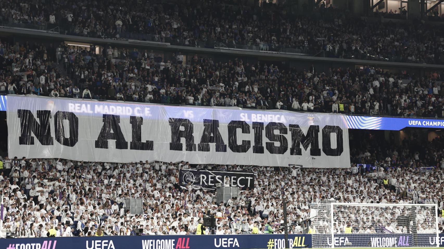 Una pancarta con el lema 'No al racismo', desplegada en el Santiago Bernabéu