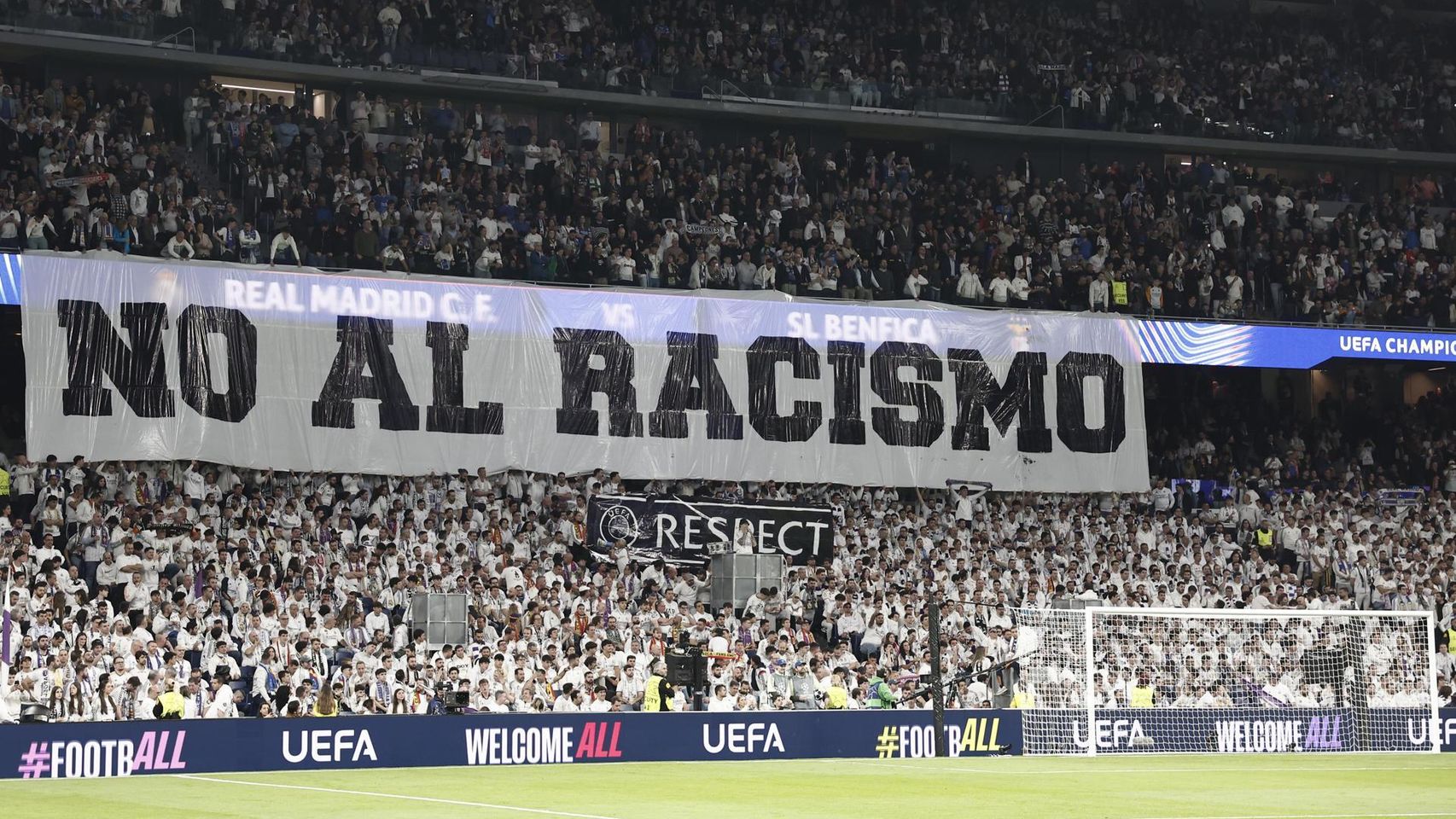 Una pancarta con el lema 'No al racismo', desplegada en el Santiago Bernabéu