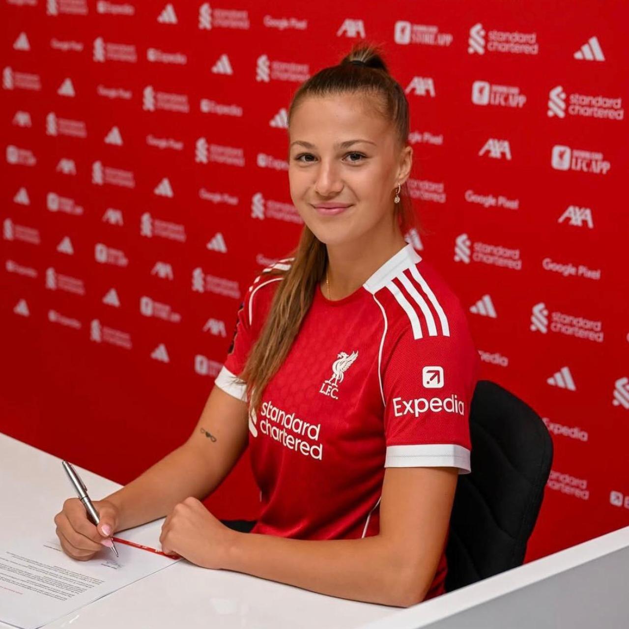Emilka Szymczak en su presentación con el Liverpool