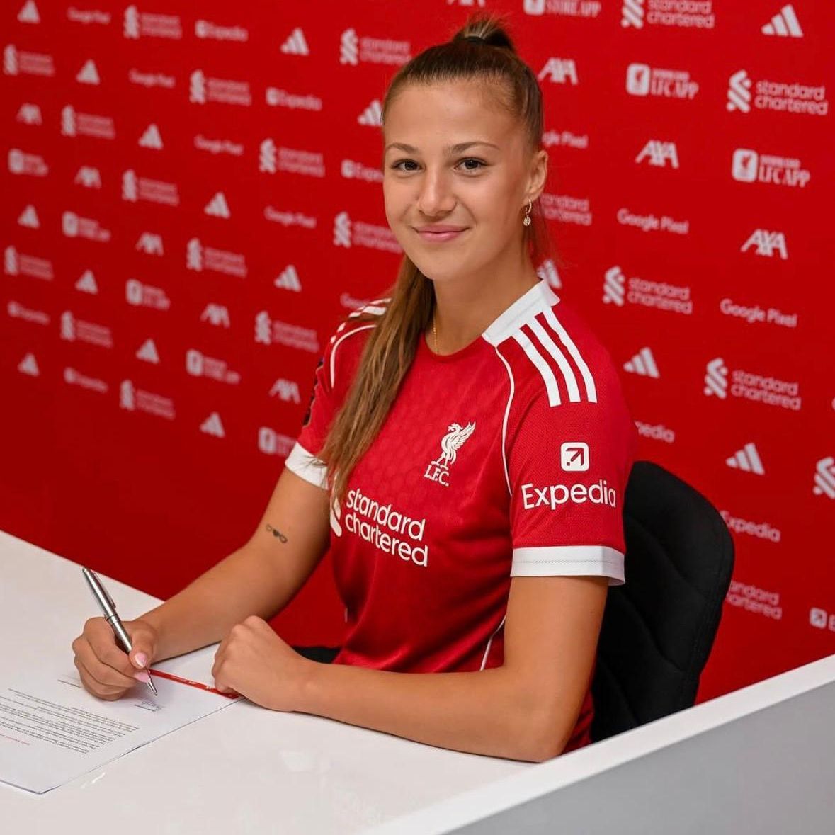 Emilka Szymczak en la seva presentació amb el Liverpool