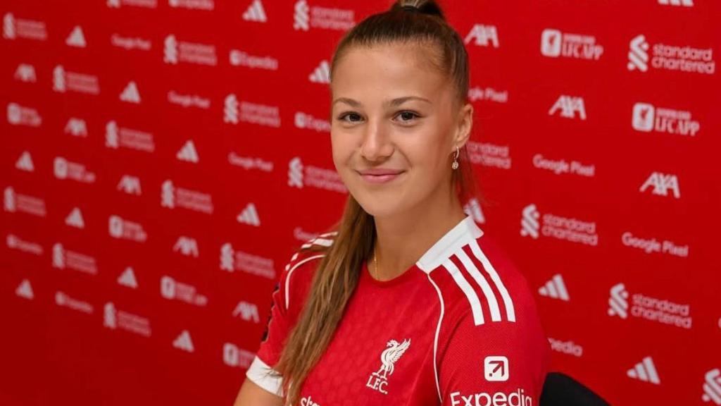 Emilka Szymczak en la seva presentació amb el Liverpool