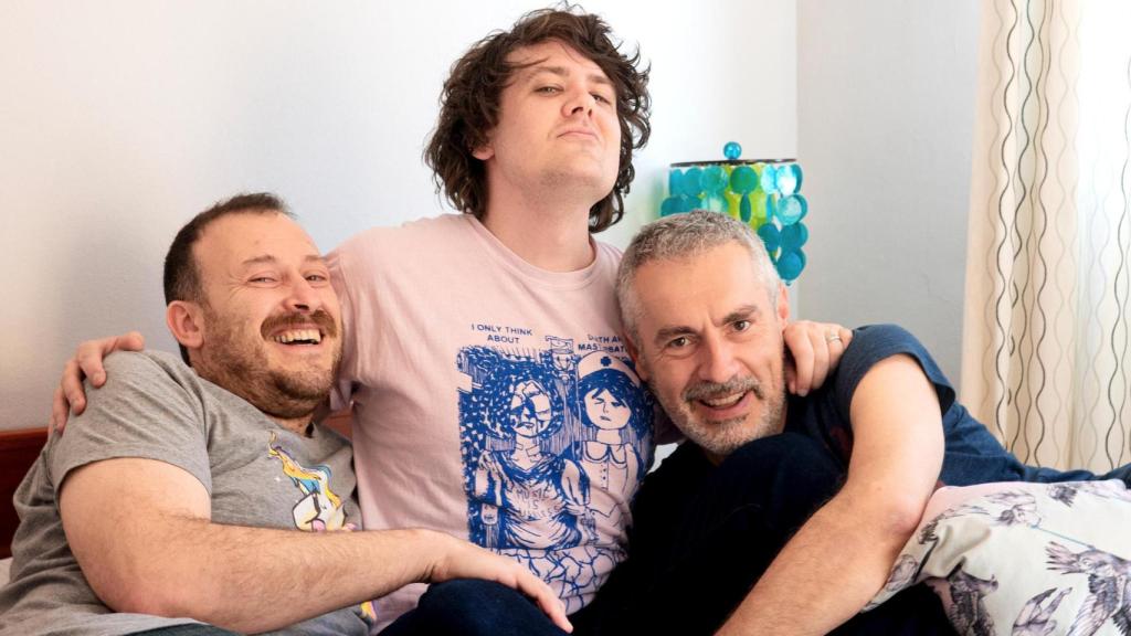 César Sánchez (dreta) al costat del seu soci Alberto García Marcos (esquerra) i l'autor australià Simon Hanselmann (centre).