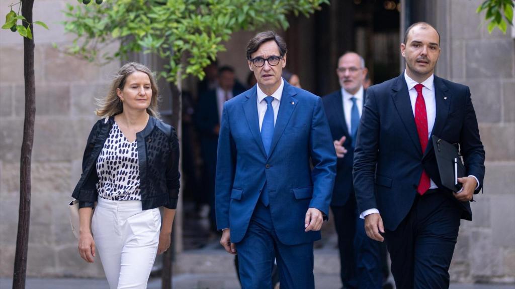 La 'consellera' de Derechos Sociales e Inclusión, Mònica Martínez Bravo; el presidente de la Generalitat, Salvador Illa, y el titular de Presidencia, Albert Dalmau, en su llegada a un Consell Executiu del Govern