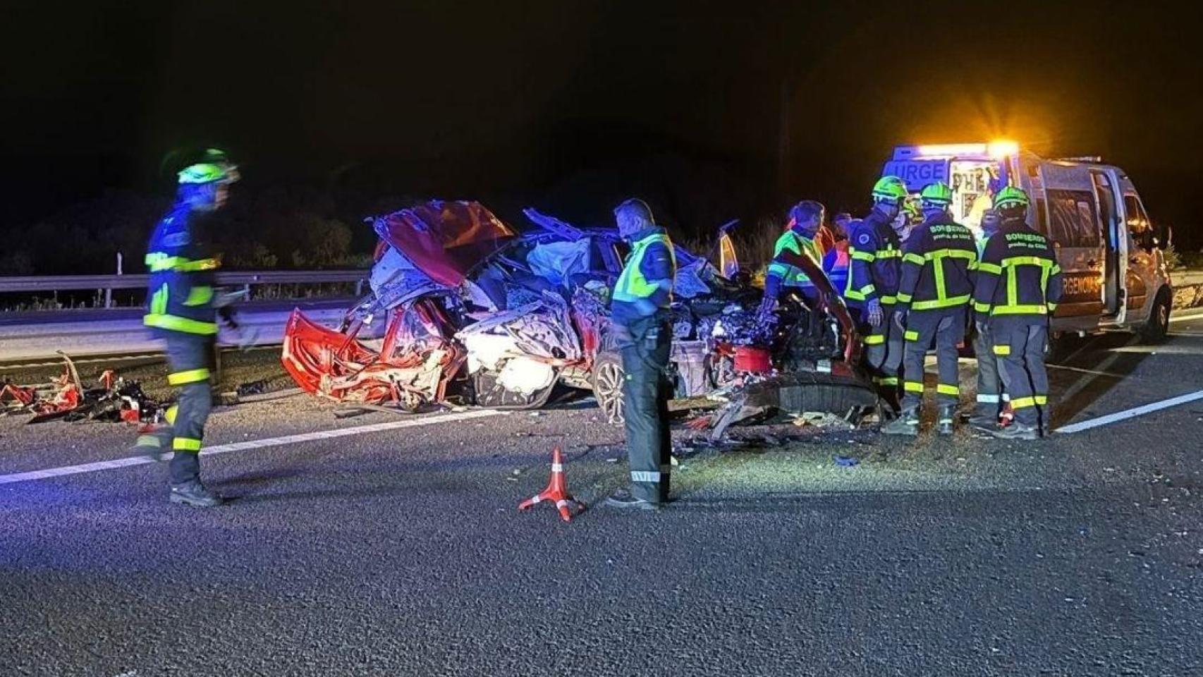 Efectivos de bomberos trabajan sobre un vehículo siniestrado