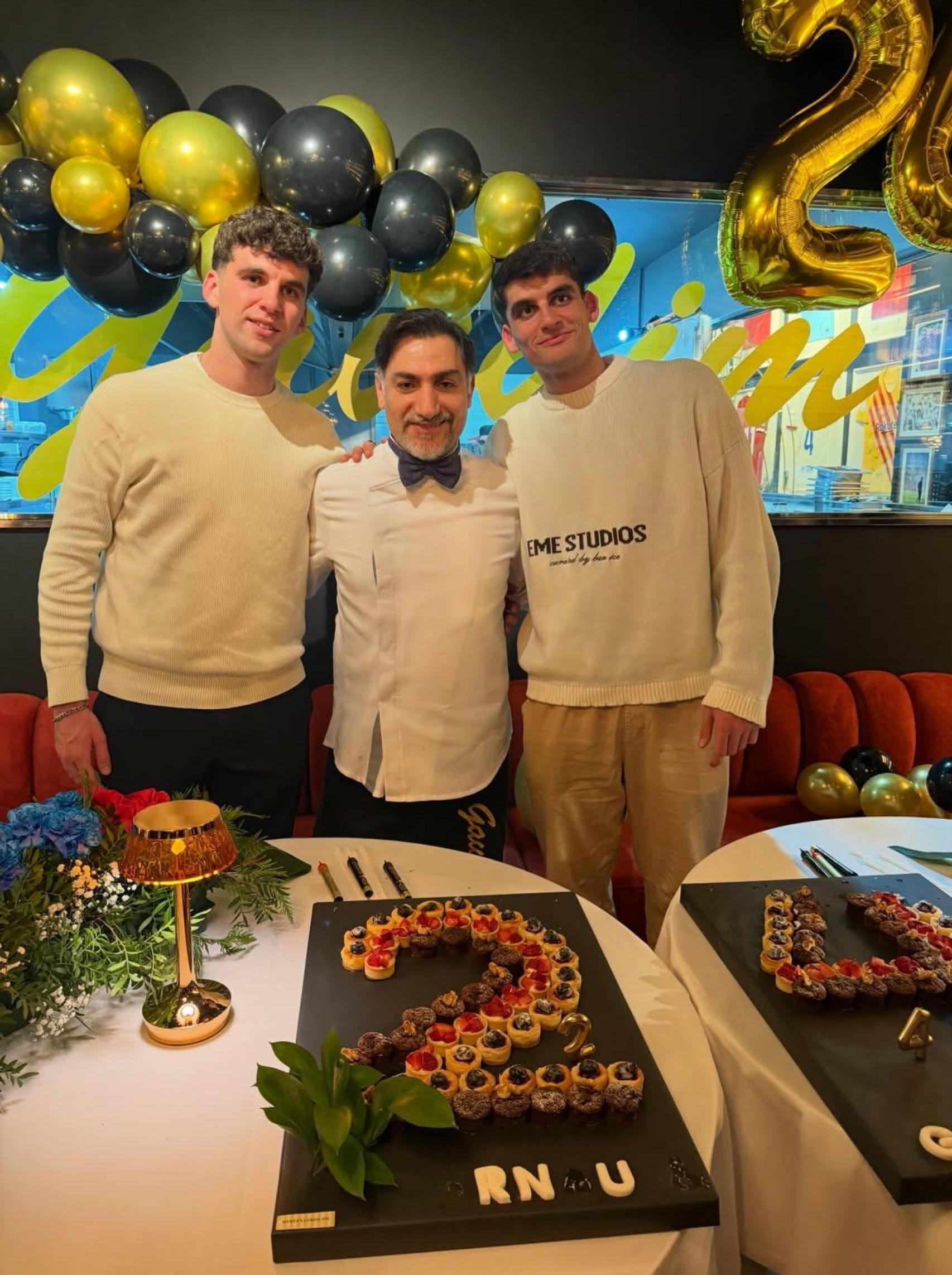 Gerard Martín i el seu germà bessó Arnau celebren els seus aniversaris al Restaurant Gaudim, al costat del xef Semi