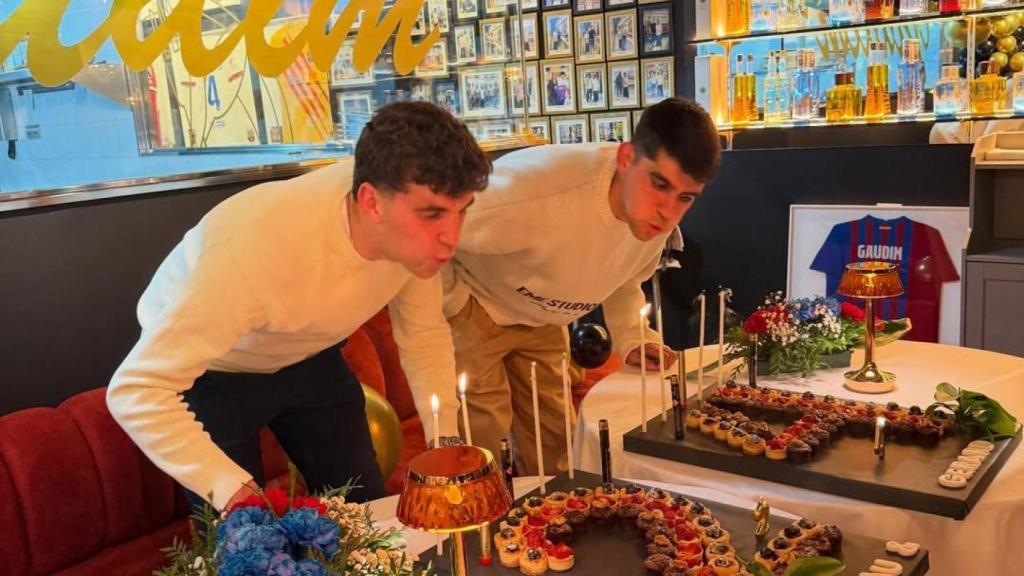 Gerard Martín i el seu germà bessó Arnau bufen les espelmes dels seus aniversaris al Restaurant Gaudim