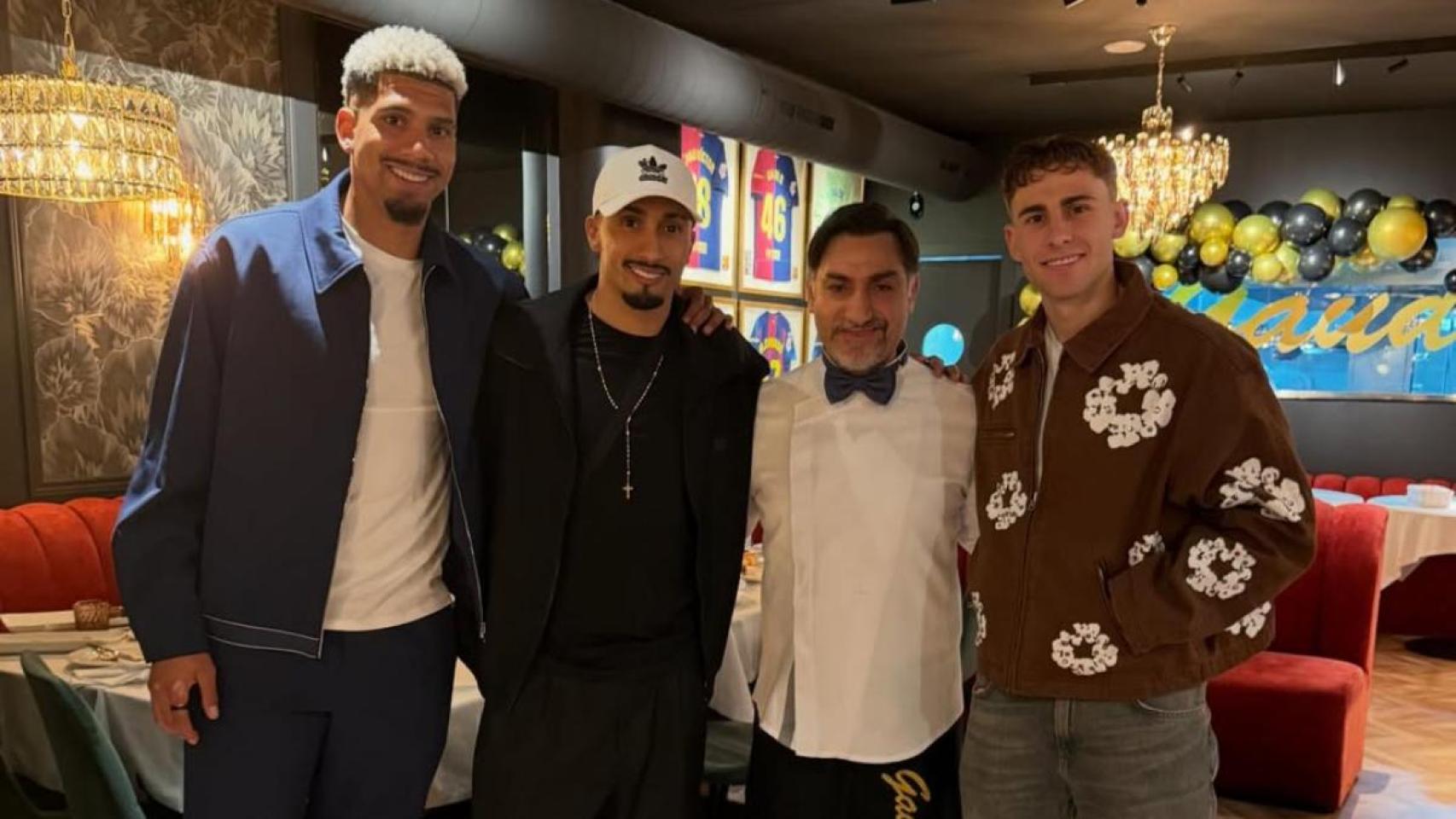Ronald Araujo, Raphinha y Fermín López, con el chef Semi en el Restaurante Gaudim