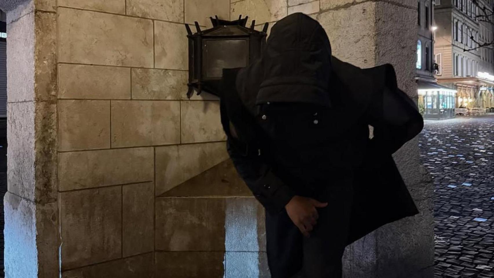 Jules Koundé, encapuchado por las calles de París