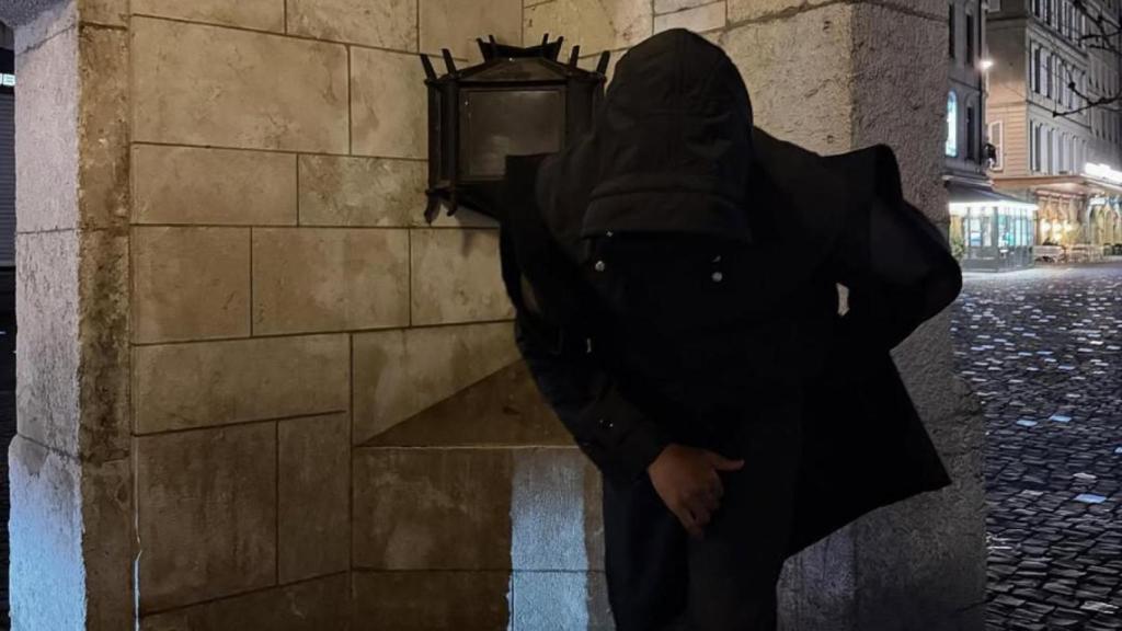 Jules Koundé, encapuchado por las calles de París