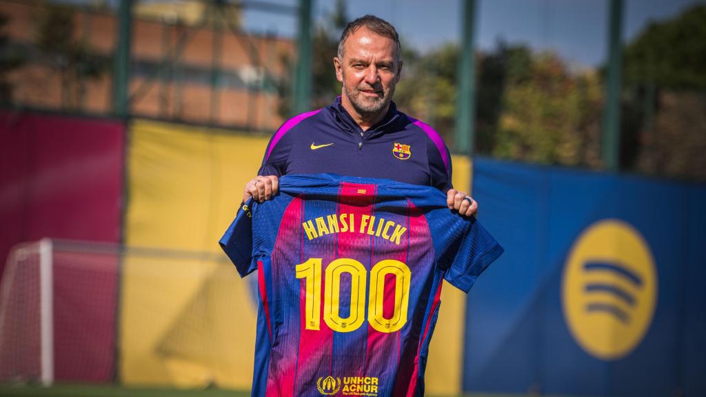 Hansi Flick posa con una camiseta del Barça tras llegar a los 100 partidos