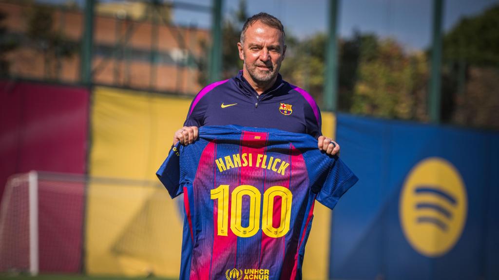 Hansi Flick posa con una camiseta del Barça tras llegar a los 100 partidos