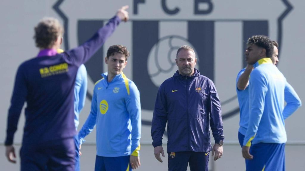 Hansi Flick habla con los juadores del Barça antes del partido frente al Villarreal