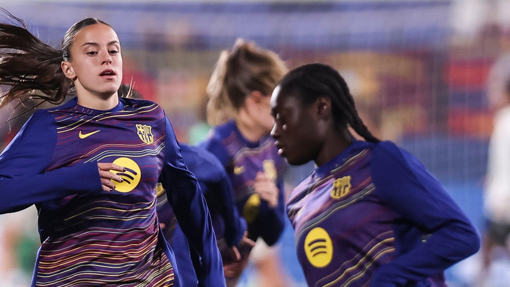 Clara Serrajordi y Aïcha Cámara, en el calentamiento previo a un partido del Barça Femenino