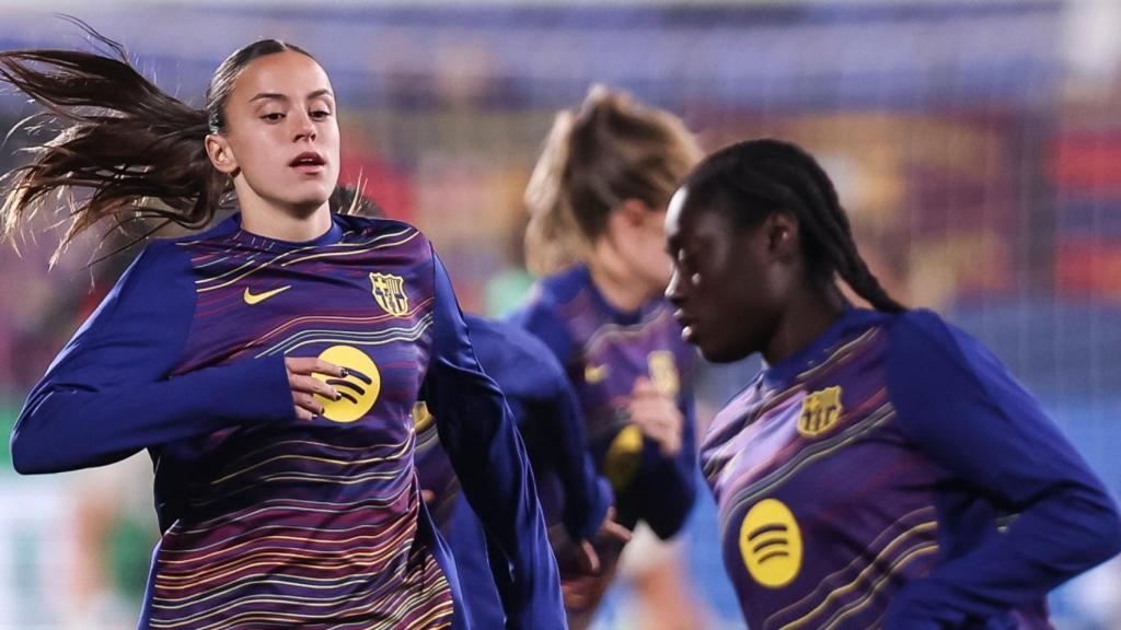 Clara Serrajordi y Aïcha Cámara, en el calentamiento previo a un partido del Barça Femenino
