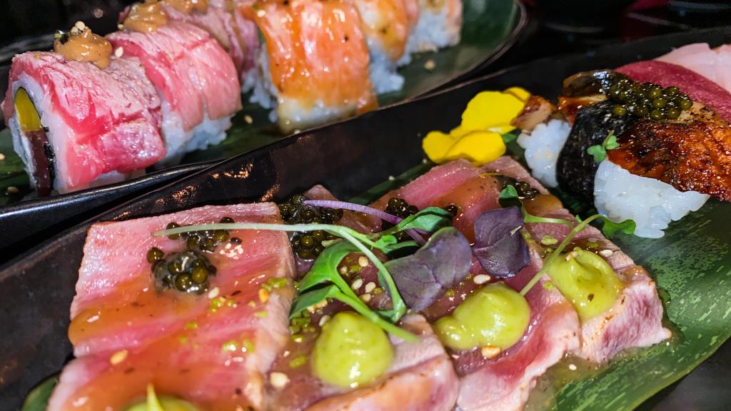 Piezas de sushi cortadas y elaboradas al instante por el chef