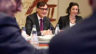 El presidente de la Generalitat, Salvador Illa, y la 'consellera' de Economía y Finanzas, Alícia Romero, en una reunión del Consell Executiu