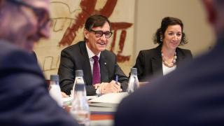 El presidente de la Generalitat, Salvador Illa, y la 'consellera' de Economía y Finanzas, Alícia Romero, en una reunión del Consell Executiu