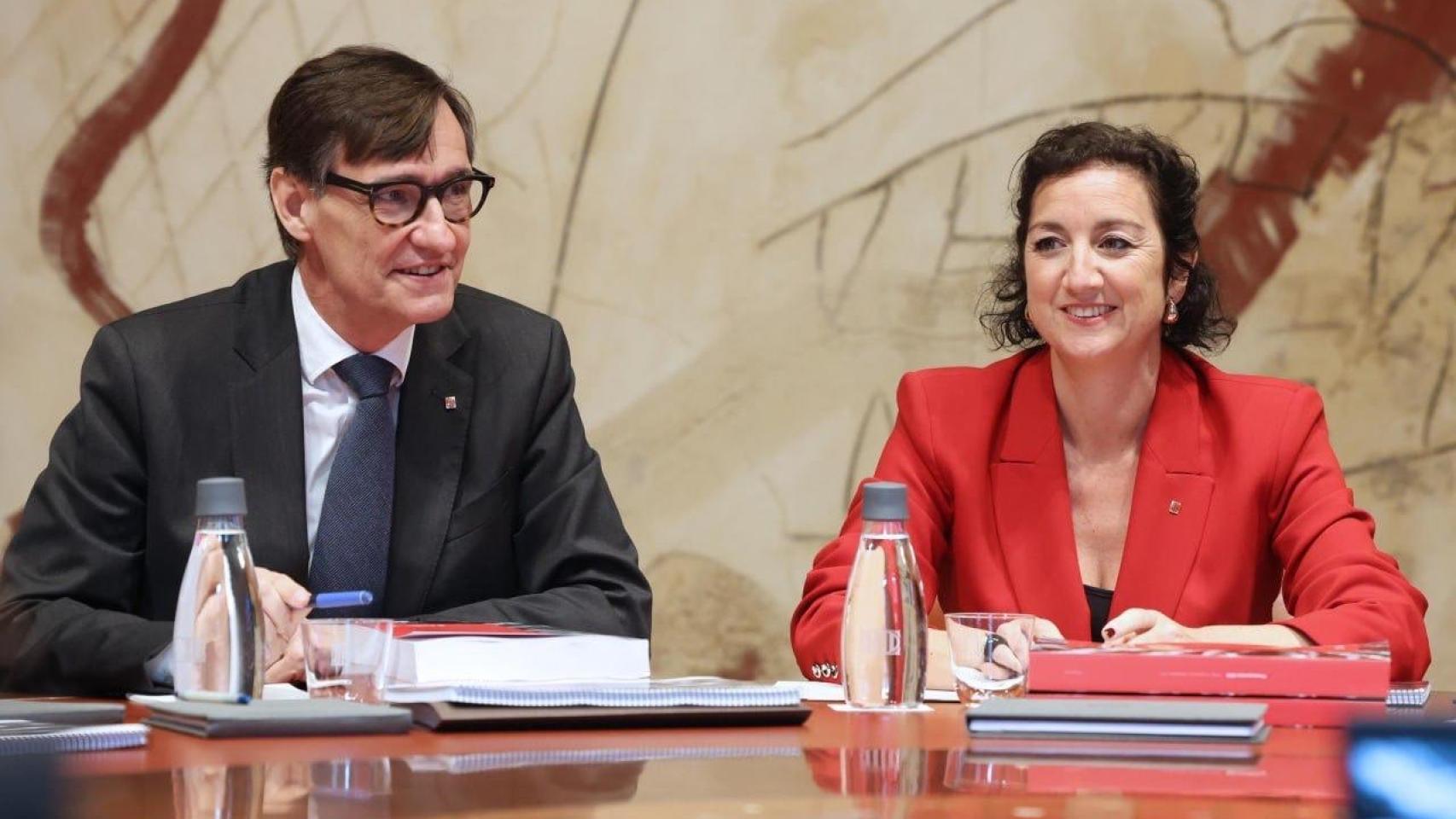 El presidente de la Generalitat, Salvador Illa, y la 'consellera' de Economía y Finanzas, Alícia Romero, en una reunión del Consell Executiu