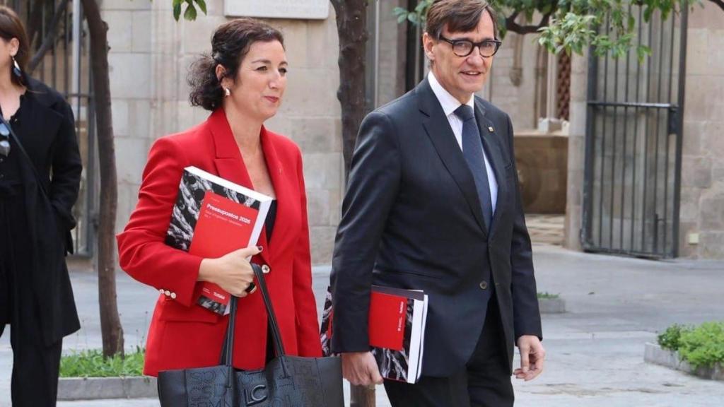 El president de la Generalitat, Salvador Illa, i la consellera d'Economia i Finances, Alícia Romero, abans de la reunió del Consell Executiu