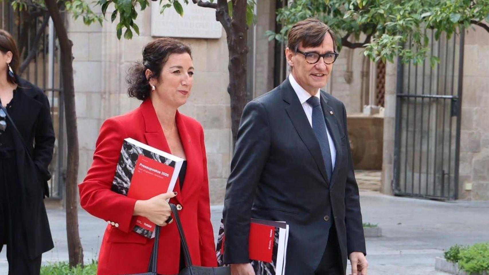 El presidente de la Generalitat, Salvador Illa, y la 'consellera' de Economía y Finanzas, Alícia Romero, antes de la reunión del Consell Executiu