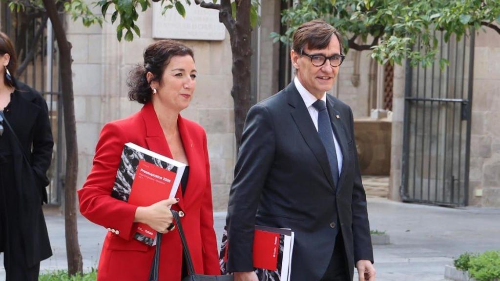 El presidente de la Generalitat, Salvador Illa, y la 'consellera' de Economía y Finanzas, Alícia Romero, antes de la reunión del Consell Executiu