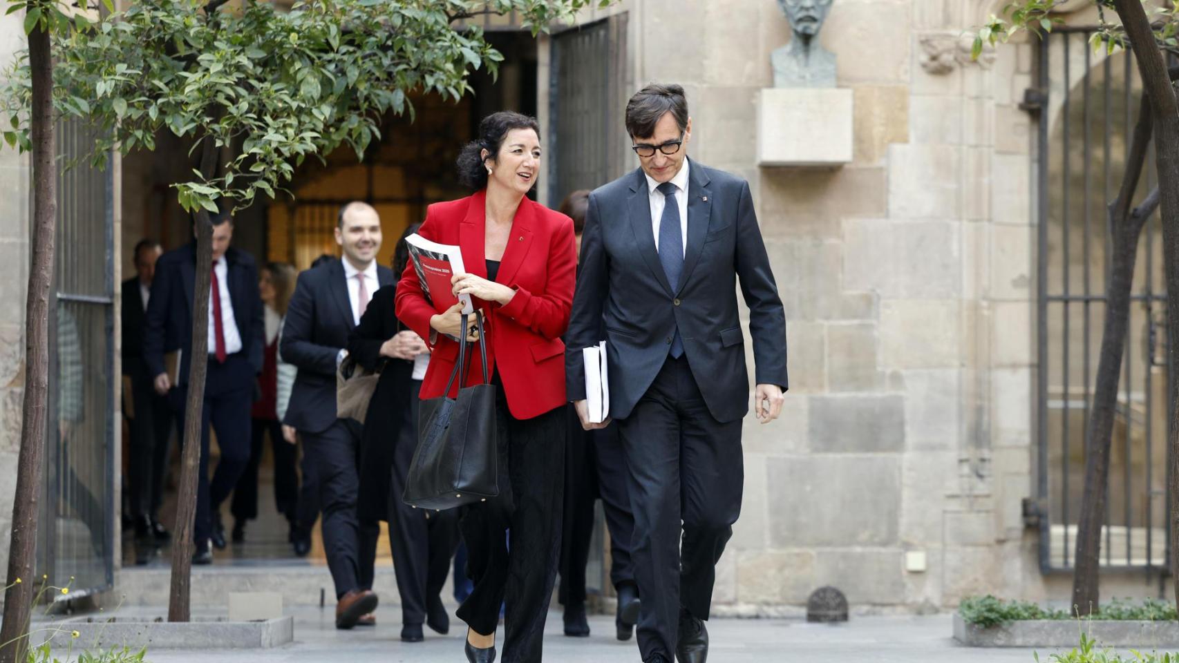 El presidente de la Generalitat, Salvador Illa, acompañado de la consellera de Economía y Finanzas, Alicia Romero