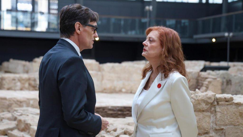 El 'president' de la Generalitat, Salvador Illa, y la actriz norteamericana Susan Sarandon en el yacimiento del Born, en Barcelona, el 27 de febrero de 2026