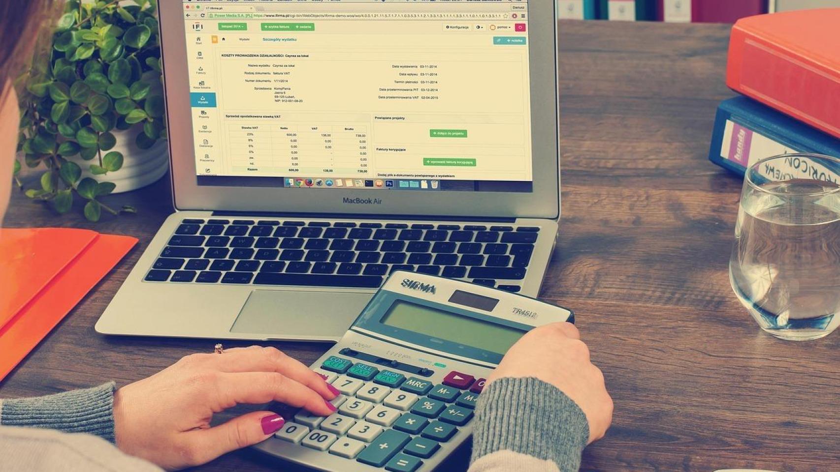 Profesional con un portátil y calculadora