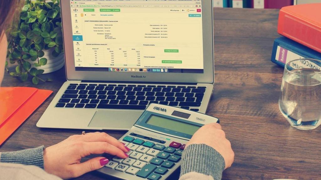 Profesional con un portátil y calculadora