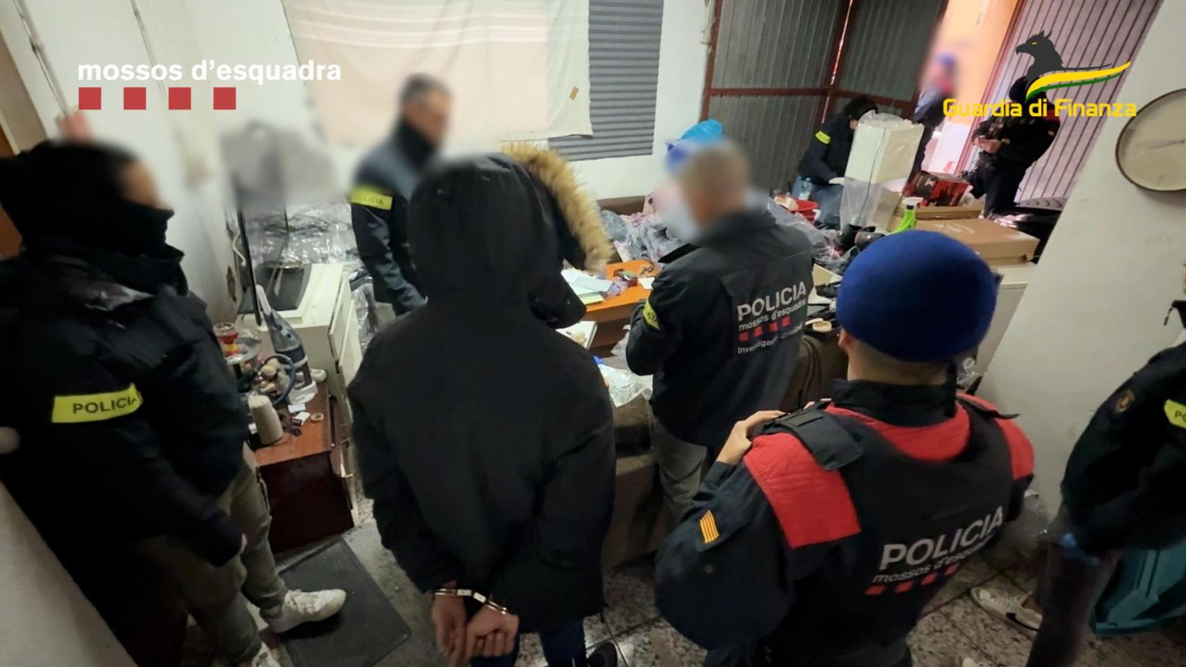 Agentes de los Mossos d'Esquadra y la Guardia di Finanza durante el operativo