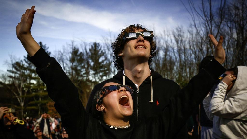 Ciudadanos contemplan un eclipse solar