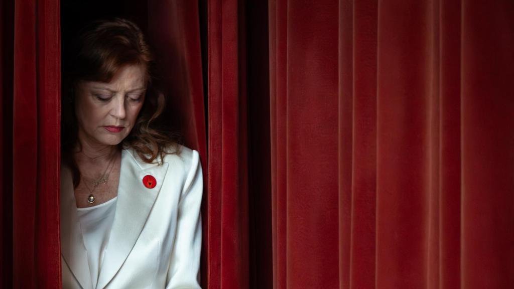 Susan Sarandon darrere una cortina