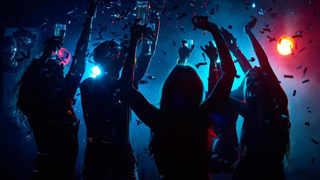 Gente en la discoteca bailando