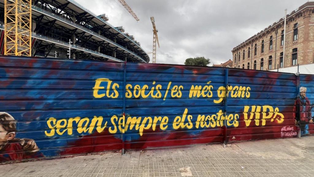 El 'Moviment 42' de Marc Ciria pinta un grafiti en las obras del Spotify Camp Nou