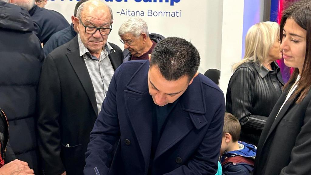 Xavi Hernández firma por Víctor Font dos días antes de la entrega de las firmas