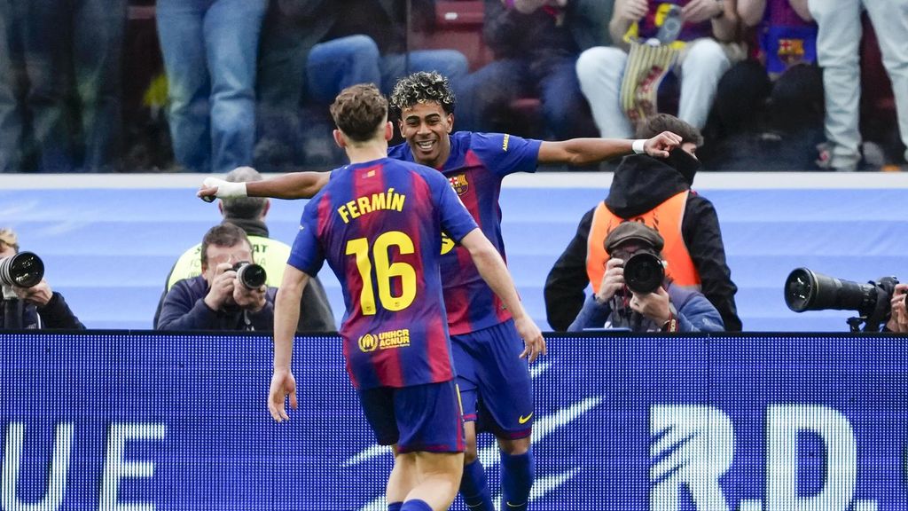 Lamine i Fermín celebren el primer gol del Barça