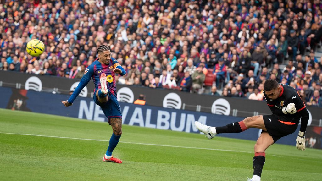 Raphinha pressiona alt durant el Barça-Villarreal de la Lliga
