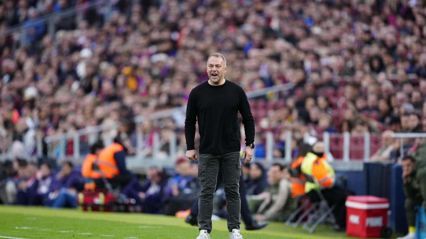 Hansi Flick grita a sus jugadores ante el Villarreal