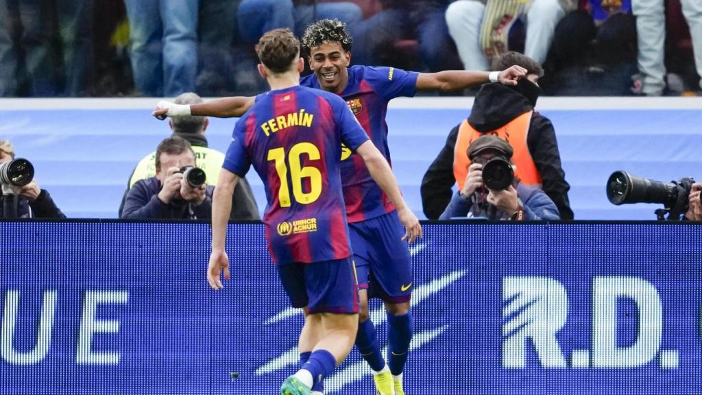 Lamine y Fermín celebran el primer gol del Barça