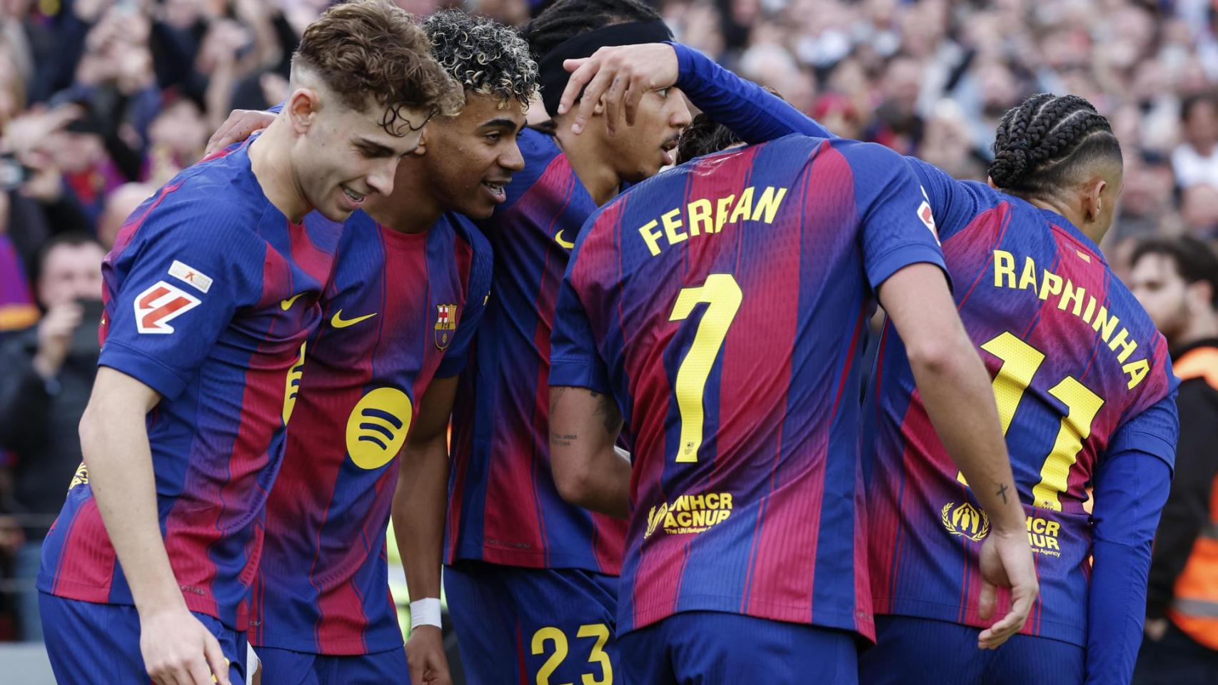 Celebración de un gol de Lamine al Villarreal