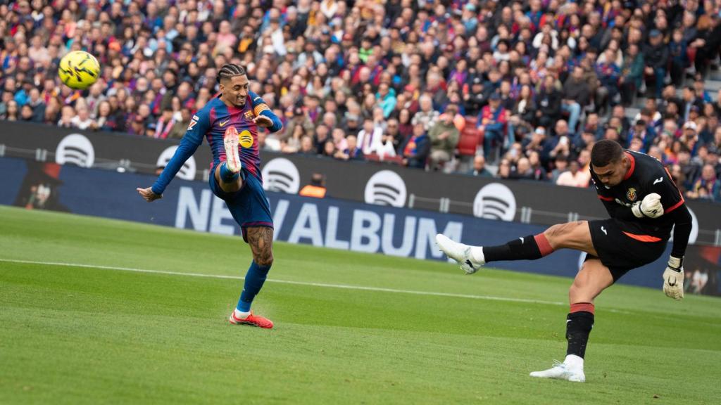 Raphinha presiona alto durante el Barça-Villarreal de la Liga