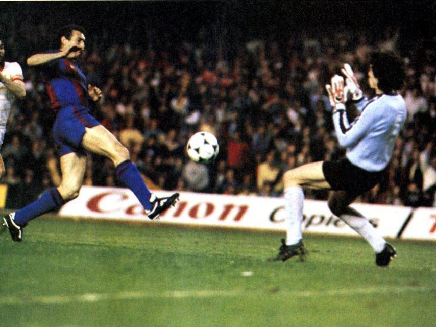 Quini, en un partido con el Barça