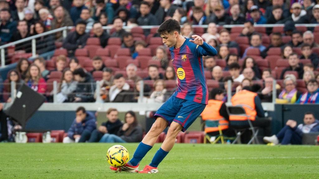 Pedri traça una passada en el Barça-Villarreal de Lliga