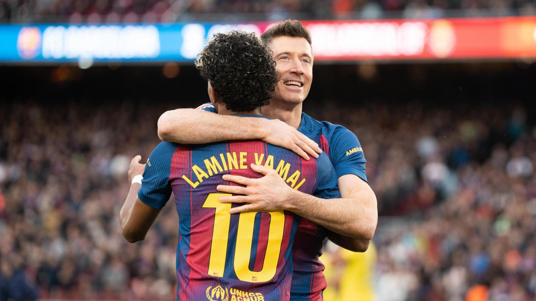 Robert Lewandowski abraza a Lamine Yamal tras un gol del Barça contra el Villarreal