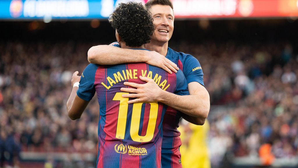 Robert Lewandowski abraza a Lamine Yamal tras un gol del Barça contra el Villarreal
